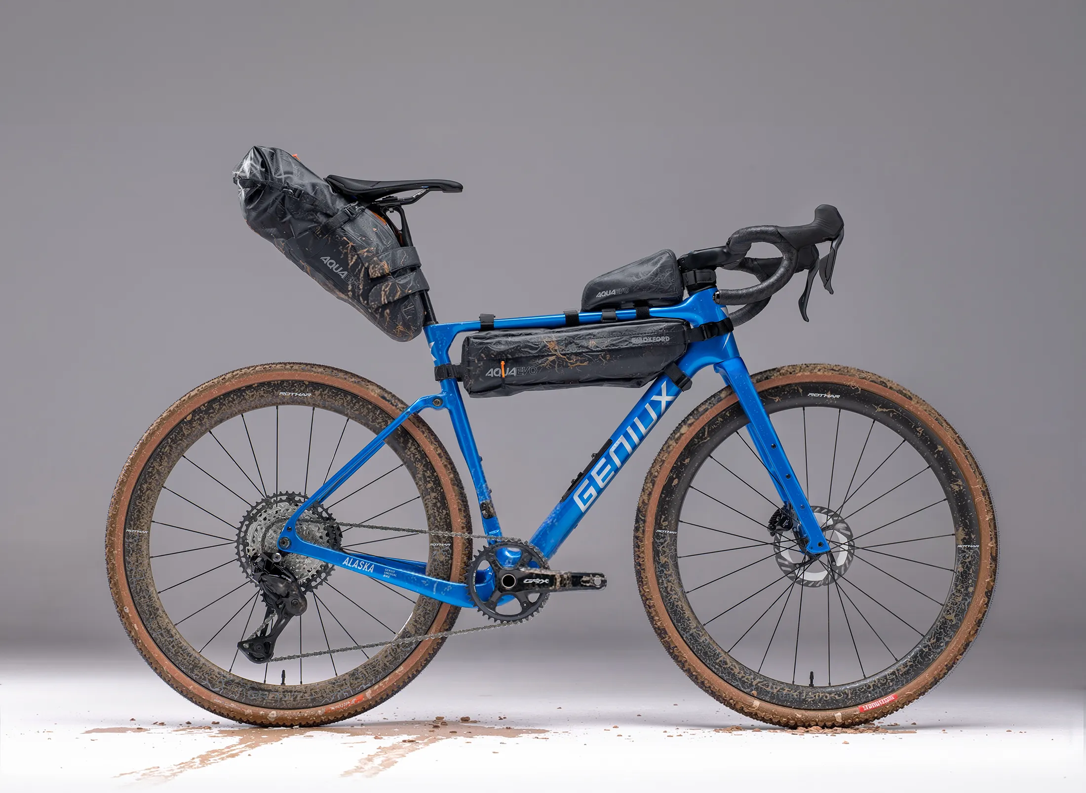 Bicicleta de gravel adventure de carbono Geniux Alaska en vista lateral completa con bikepacking