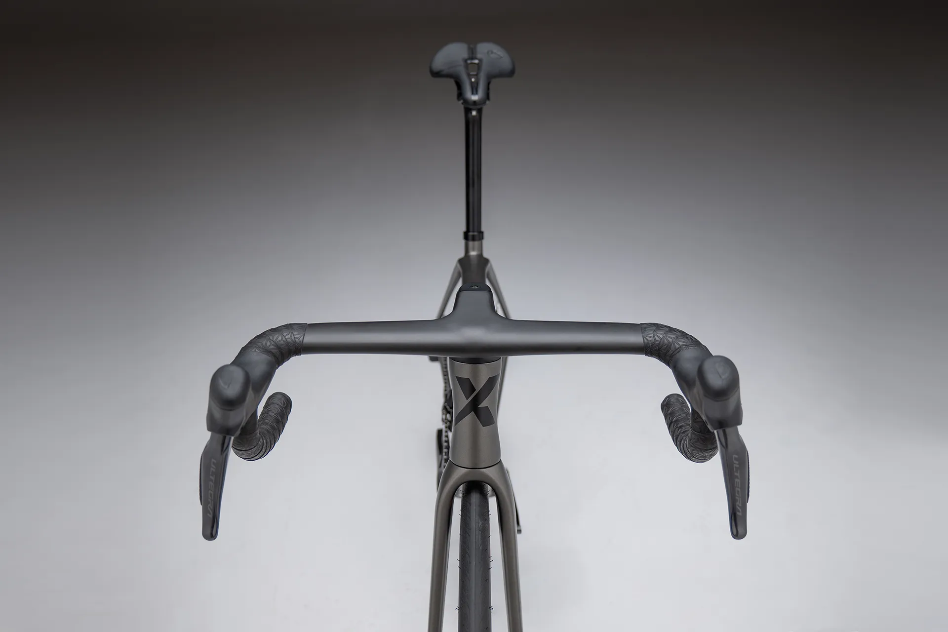 geniux-alula-titanium-road-bike-up-front-handlebar