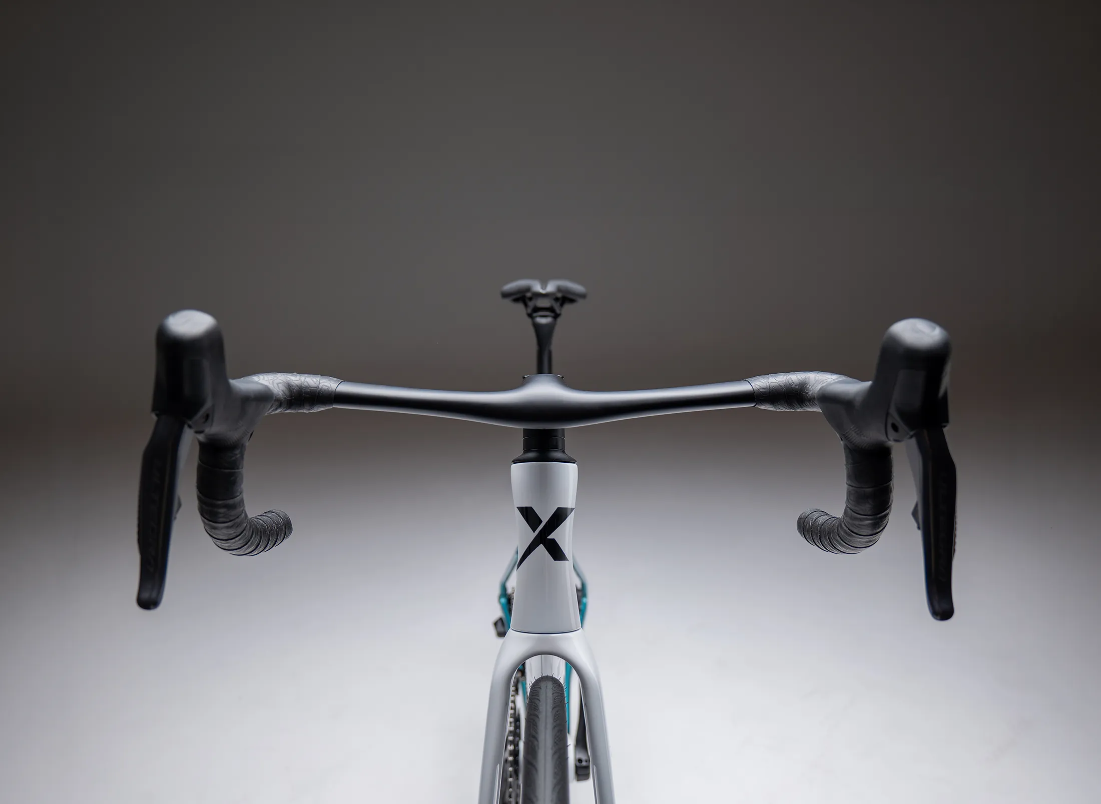Vista frontal de la bicicleta aero Geniux Austral con manillar específico y guiado interno de cables